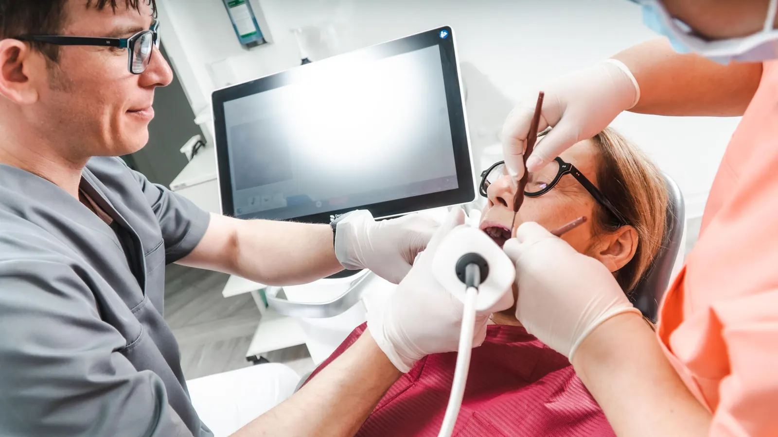 Digitale Abformung mit dem Intraoralscanner im Behandlungszimmer