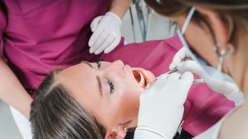 Behandlung einer Patientin im Behandlungsstuhl
